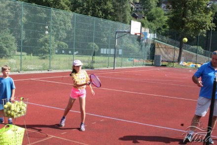 Nauka gry w tenisa na boisku w centrum